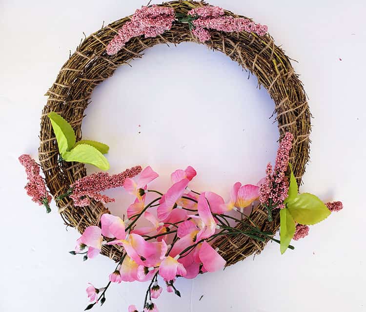 Flowers-arranged-on-the-wreath