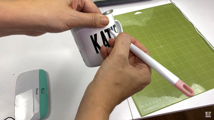 Transfer vinyl to the mug