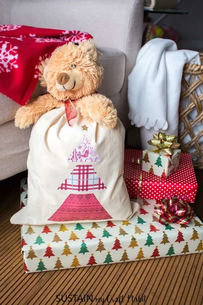 Cricut-EasyPress-2-Christmas-Gift-Bag