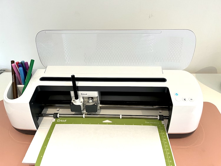 Pen and Blade in Cricut Machine