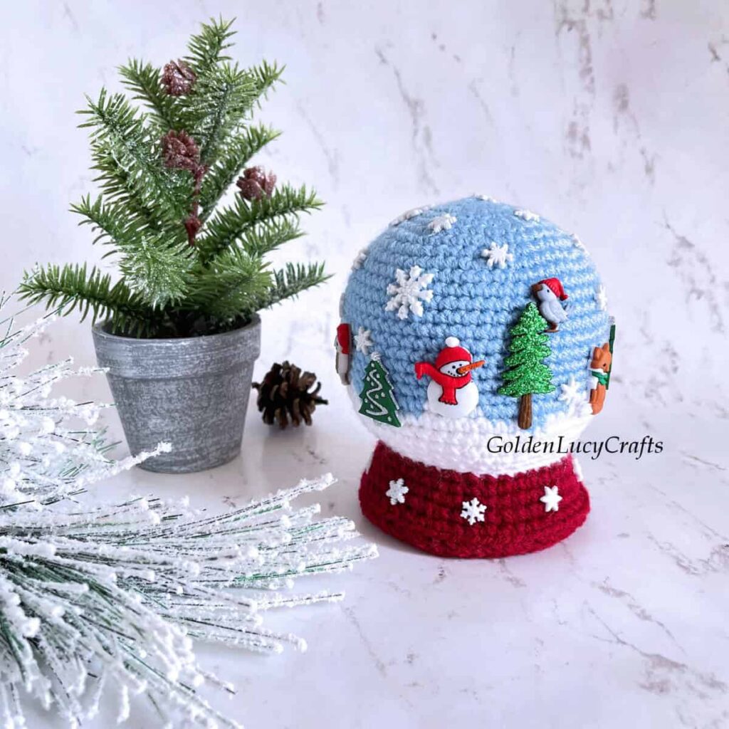 Crochet Snow Globe Amigurumi by Golden Lucy Crafts