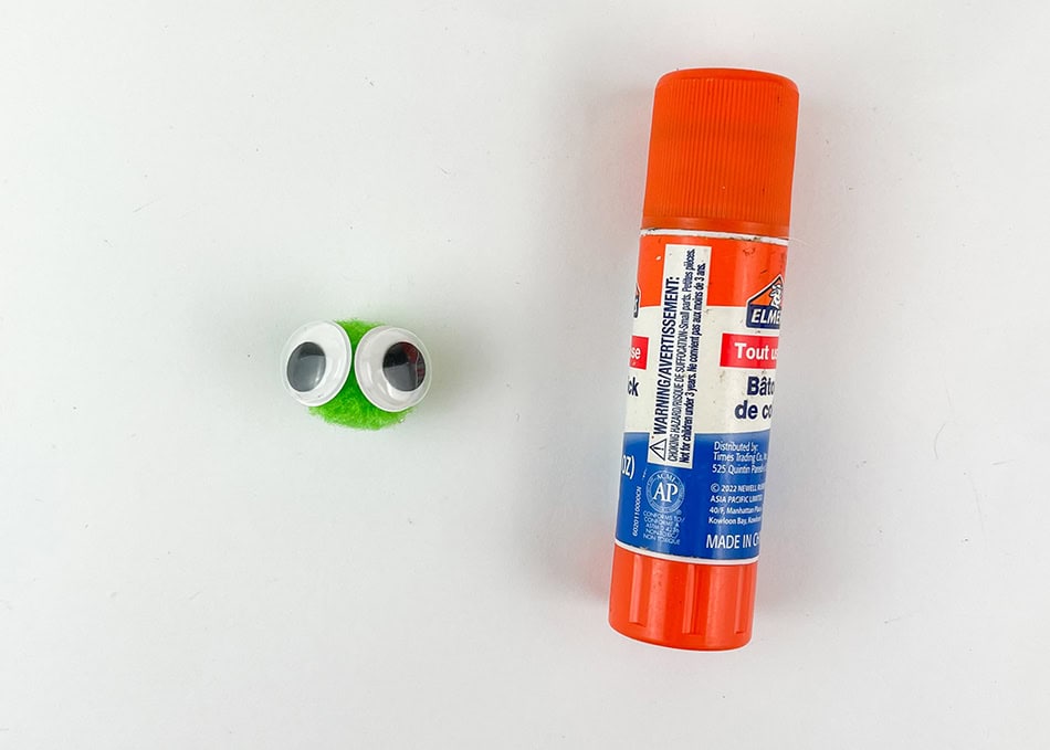 Pipe Cleaner Apple Craft with Worm for Kids Step 5