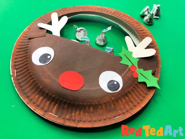 Reindeer Paper Plate Purse for Preschoolers by Red Ted Art