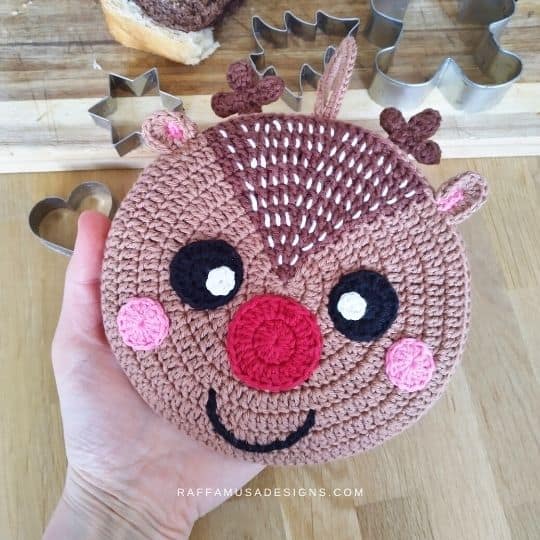 Round Christmas Potholders by Raffamusa Designs