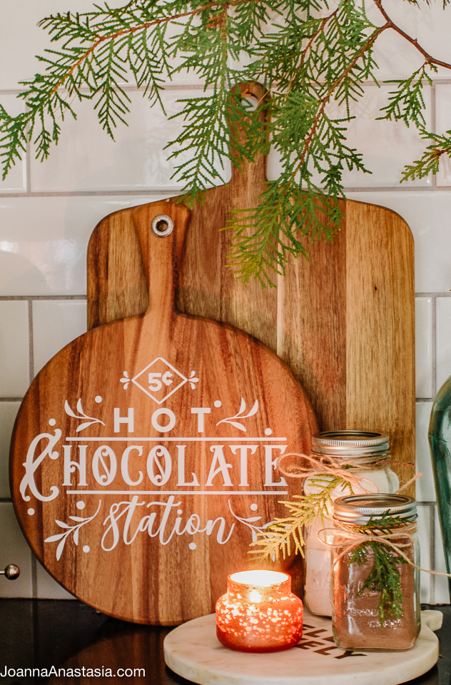 DIY Holiday Cutting Board with Vinyl by Joanna Anastacia