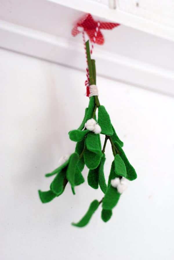 Felt Mistletoe DIY by DIY Candy