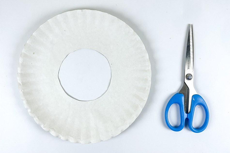 Paper Plate Wreath Step 1