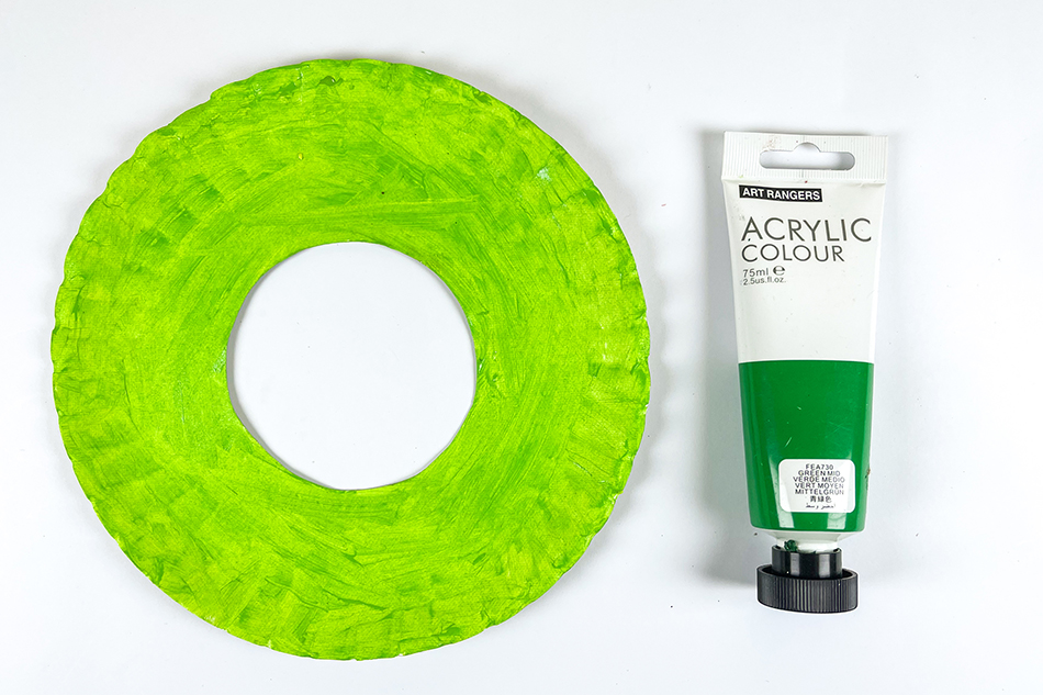 Paper Plate Wreath Step 2