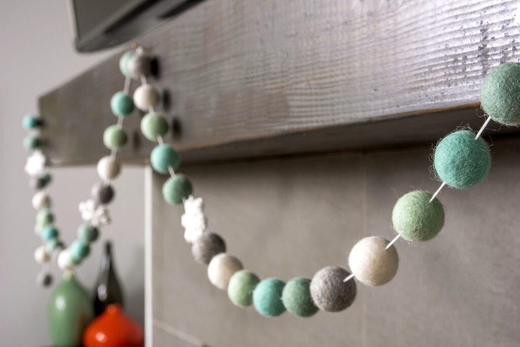 Winter Felt Ball Garland by DIY candy